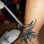 Černá lilie - třpytivé tetování | fotografie